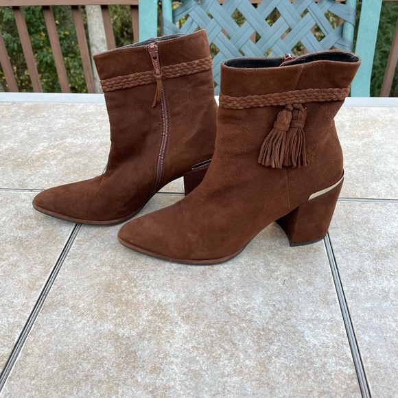 Stuart Weitzman
Brown Tazzie Suede Tassle Boots/Booties - Picture 11 of 15